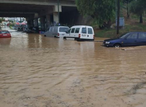 Ηράκλειο : Μεγάλα προβλήματα από τις βροχοπτώσεις - Εγκλωβισμένοι και καταστροφές | tanea.gr