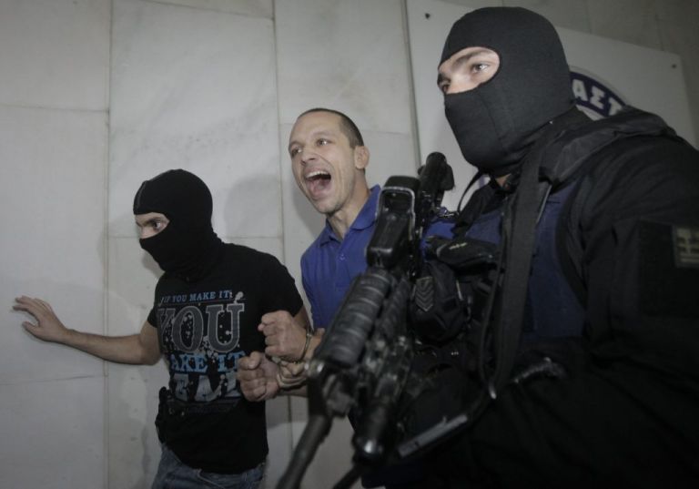 Έδωσαν το παρών σε Α.Τ. δύο Χρυσαυγίτες κατηγορούμενοι –  Ειδικό σχέδιο για τις συλλήψεις από την ΕΛ.ΑΣ | tanea.gr