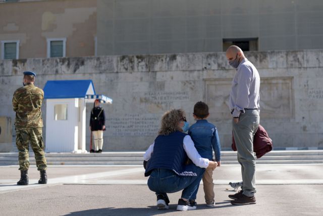 Κοροναϊός : Μάσκα παντού στην Αττική – Πώς υποδέχτηκαν οι πολίτες το νέο μέτρο