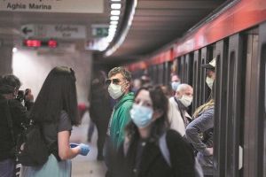 Μητσοτάκης: «O ιός δεν τρώει πόρτα»