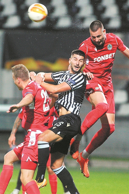 Φουλάρει για ενίσχυση, λύνει συμβόλαια, συζητάει δανεισμούς