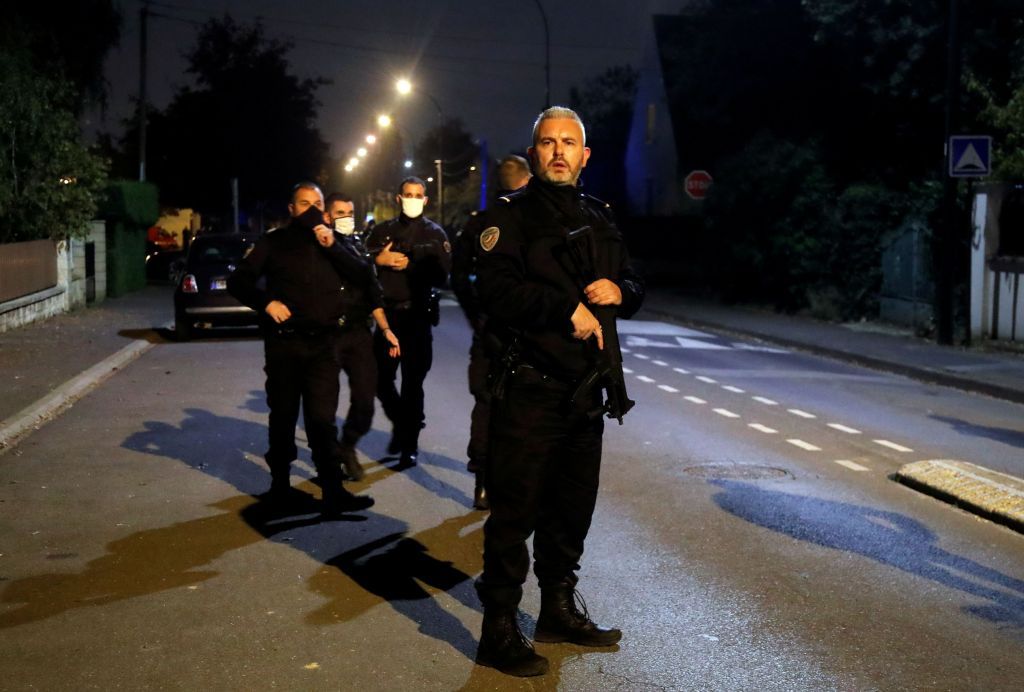 Παρίσι: Η στιγμή που ο δράστης της τρομοκρατικής επίθεσης πέφτει νεκρός