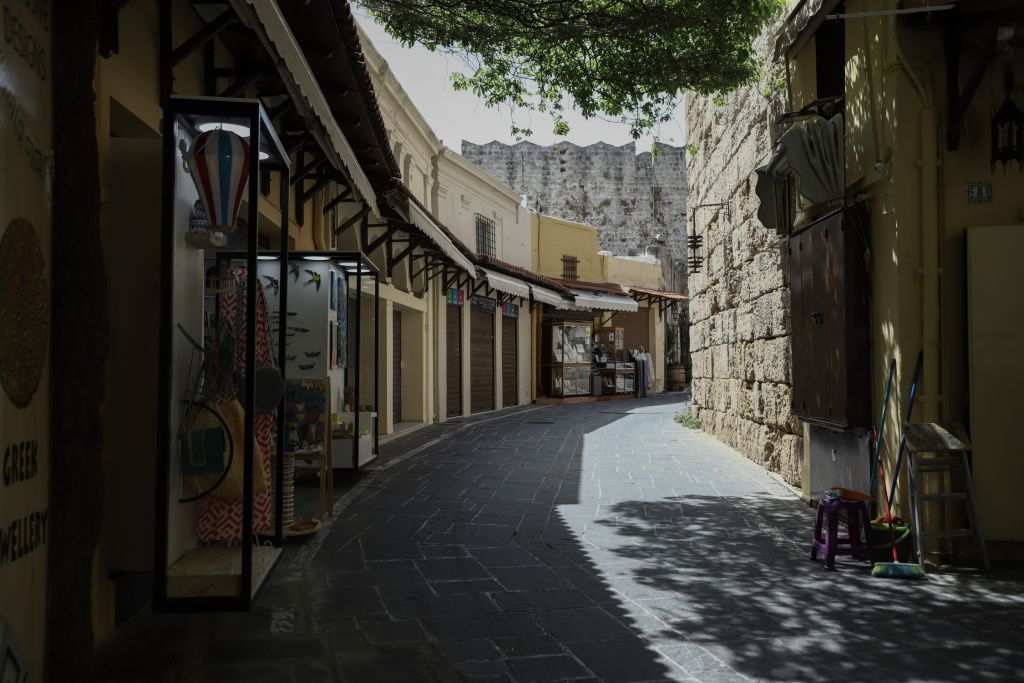 Κοροναϊός : «Μαύρη» Πέμπτη για την Ελλάδα – Αρνητικά ρεκόρ σε τρεις κρίσιμους δείκτες