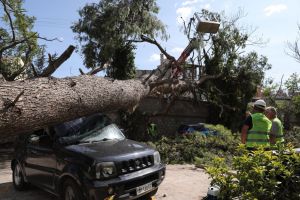 Νέο Ηράκλειο : Τρεις τραυματίες, καταστροφές σε ΙΧ και σπίτια