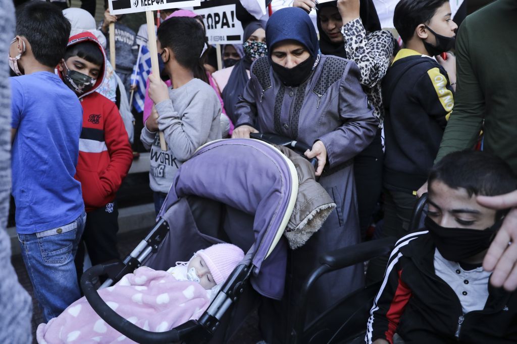 Δημοσκόπηση για μεταναστευτικό:  Ευθύνες σε ΝΔ-ΣΥΡΙΖΑ για τον εμπρησμό της Μόριας