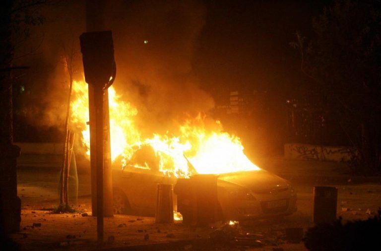 Νέο μπαράζ εμπρησμών τη νύχτα στην Αττική – Κάηκαν αυτοκίνητα, ζημιές σε σπίτι