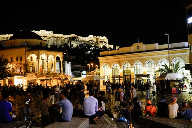 Κοροναϊός : Συναγερμός για την εξάπλωση της πανδημίας σε πλατείες και κλειστές δομές