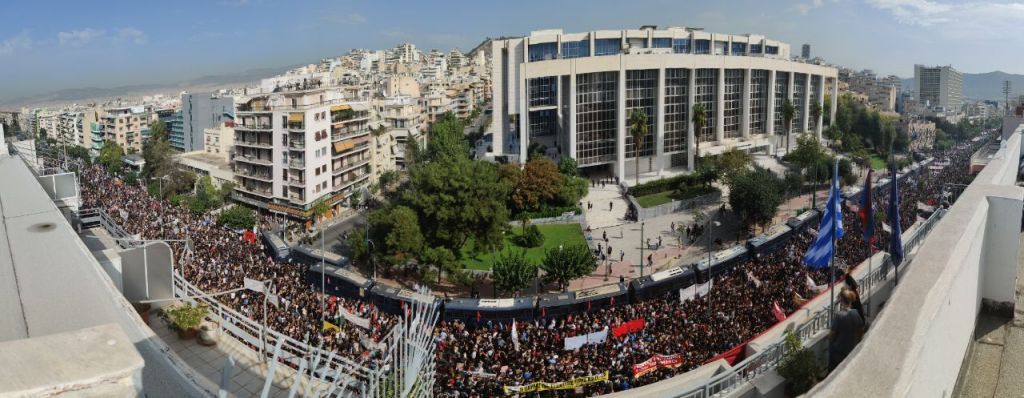 Δίκη Χρυσής Αυγής: «Ο φόβος δεν θα νικήσει», «Μόνο δικαίωση» – Πανό και συνθήματα στο Εφετείο