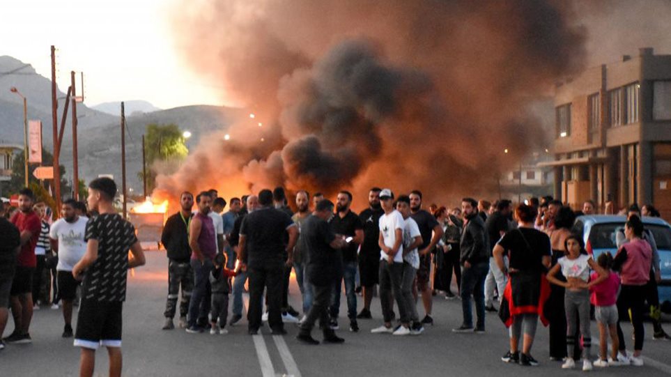 Ξεσηκώθηκαν οι Ρομά σε όλη την Ελλάδα – Επεισόδια για τη δολοφονία 18χρονου συμπατριώτη τους