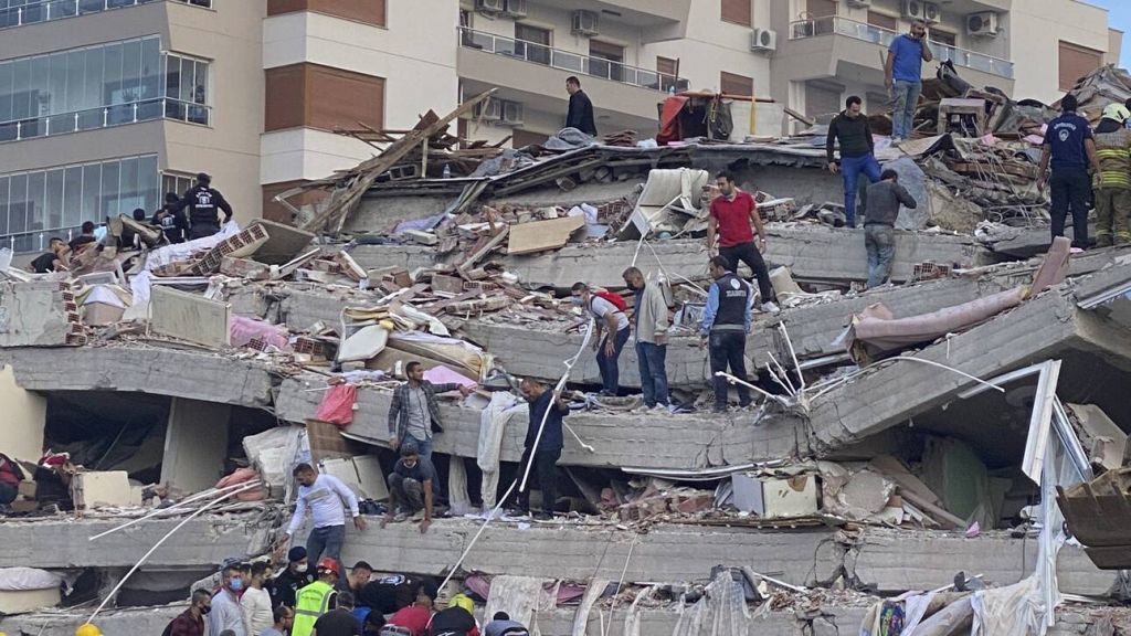 Σεισμός : Σάμος και Σμύρνη θρηνούν τους νεκρούς τους και μετρούν τις πληγές τους