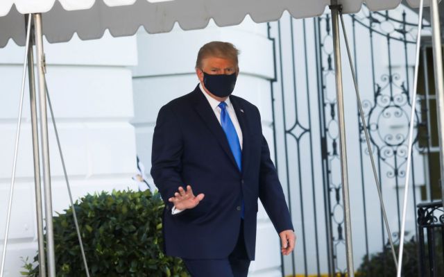 Τραμπ: Με μάσκα και κοστούμι στο ελικόπτερο