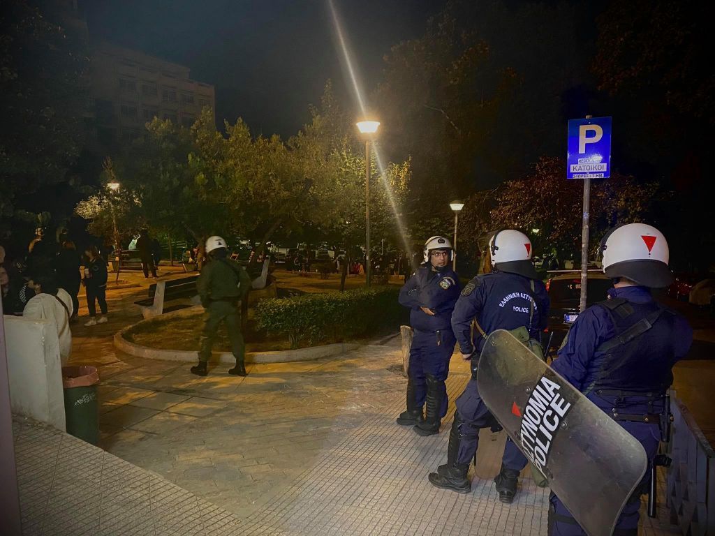 Θεσσαλονίκη : Τα κρούσματα στο κόκκινο αλλά οι… πλατείες καλά κρατούν – Νέα επέμβαση της αστυνομίας για να εφαρμοστεί το αυτονόητο