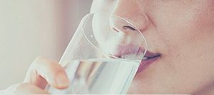 Γιατί αξίζει να πίνουμε νερό κάθε πρωί αμέσως μόλις ξυπνάμε;