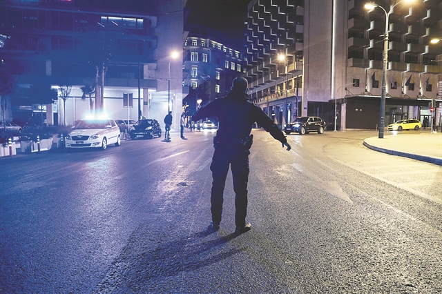 Υβριδικό lockdown για τέσσερις εβδομάδες