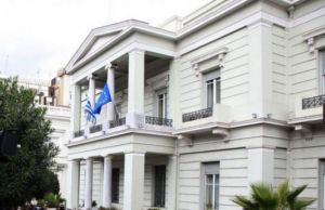 Ελληνικό ΥΠΕΞ: Καταδικάζει την επίθεση στον ορθόδοξο ιερέα στη Λιόν