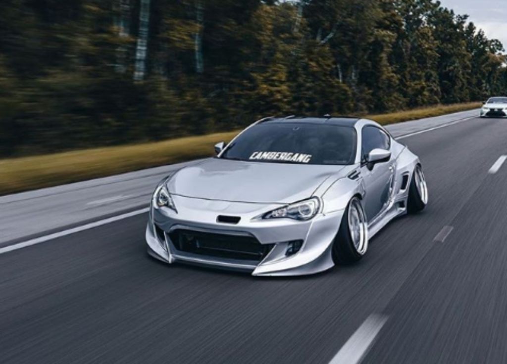 Κάμερα κατέγραψε αυτοκίνητο να συγκρούεται σε αυτοκινητόδρομο με 240 χλμ/ώρα