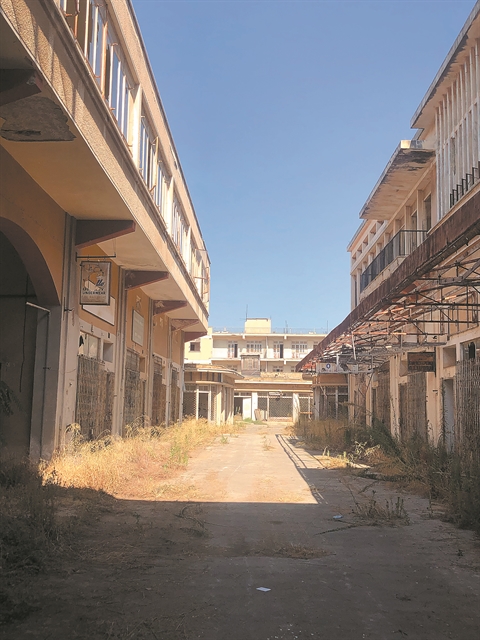 Περπατώντας σε μία άδεια πόλη