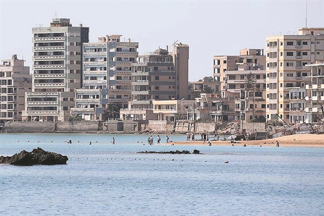 Μισές αλήθειες και ολόκληρα παραμύθια