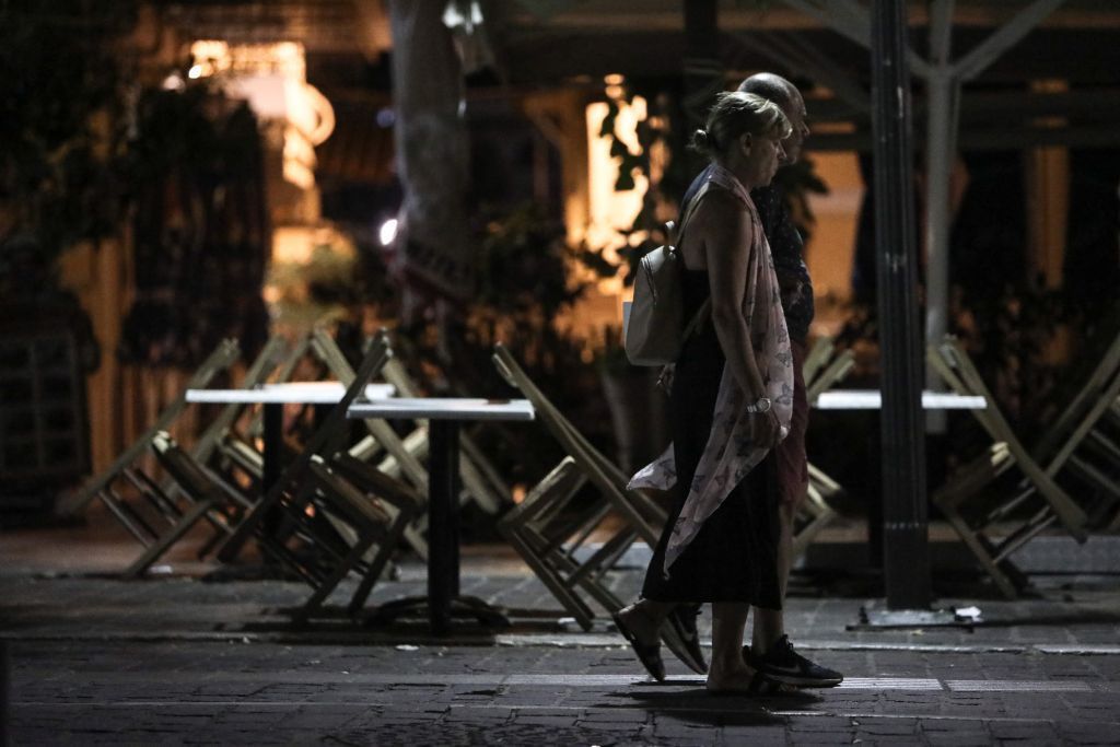 Κοροναϊός: Τι θα γίνει με εστίαση και απαγόρευση μετακινήσεων – Νέο θλιβερό ρεκόρ σε κρούσματα και διασωληνωμένους
