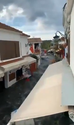 Σεισμός : Ανησυχητική άνοδος της στάθμης της θάλασσας στη Σμύρνη – Ορμητικά νερά μέσα στην πόλη