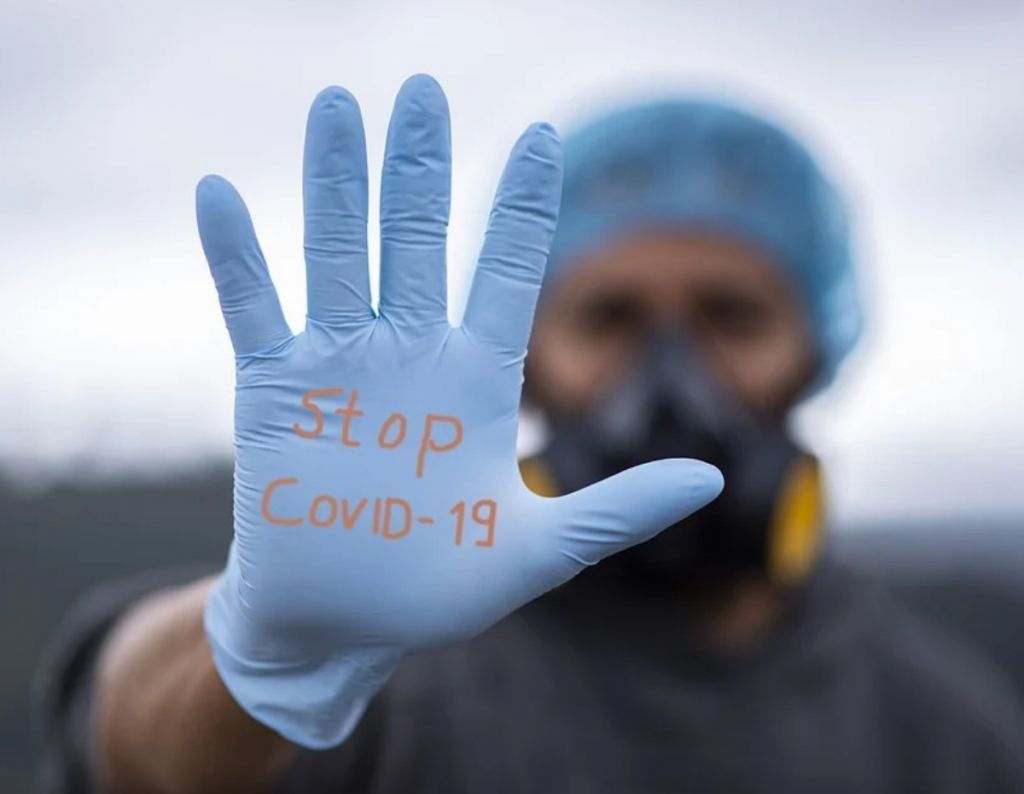 Πόσο εύκολο είναι να κολλήσει κανείς κοροναϊό από επιφάνειες όπως πόμολα ή διακόπτες;