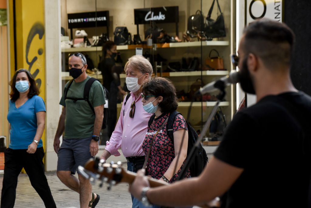 Κοροναϊός : Ποιοι εξαιρούνται από την υποχρεωτική χρήση μάσκας – Τι θα ισχύσει στα διαλείμματα των σχολείων