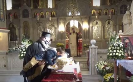 Κοροναϊός : Έβγαζαν την μάσκα τους να προσκυνήσουν την σορό του Μητροπολίτη Λαγκαδά