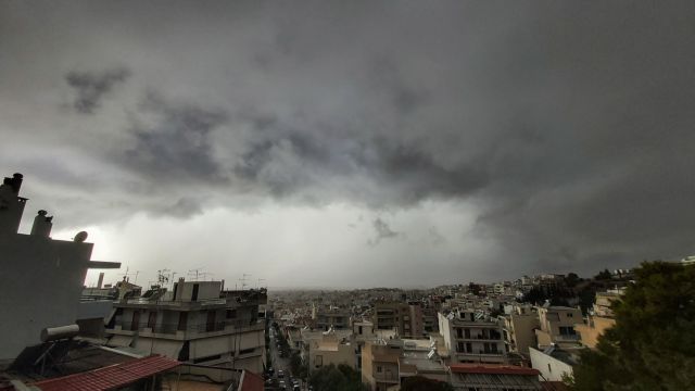 Καιρός : Χειμωνιάτικο σκηνικό με βροχές και δυνατούς ανέμους την Πέμπτη