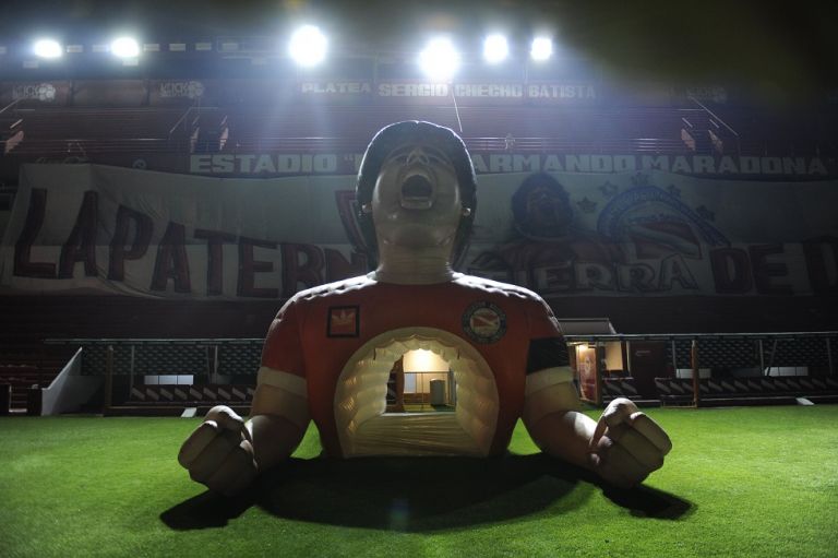 Μαραντόνα : Τρομερές σκηνές στο γήπεδο της Αρχεντίνος Τζούνιορς