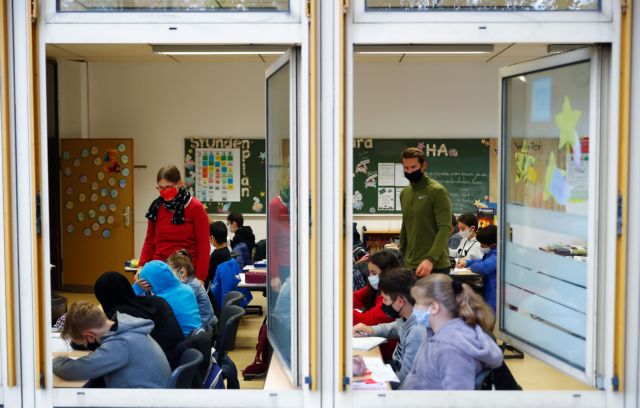 Κοροναϊός : Ολο και περισσότερες χώρες ανά την Ευρώπη κλείνουν τα σχολεία