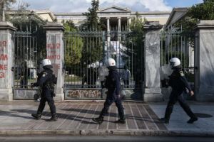 Έφοδος των ΜΑΤ στο Πολυτεχνείο