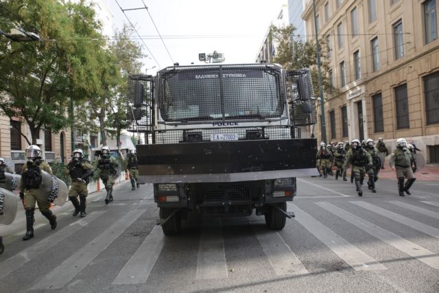 Πολυτεχνείο – 47η επέτειος: Διμοιρίες ΜΑΤ και Αύρες παρελαύνουν σαν στρατός στο κέντρο της Αθήνας