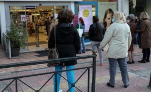 Lockdown : Ουρές κάνουν οι Αθηναίοι πριν κλείσουν τα καταστήματα