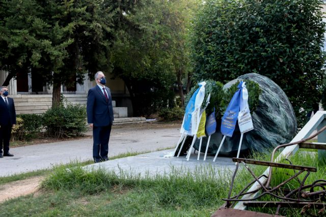 Φόρος τιμής στους αγωνιστές της εξέγερσης του Πολυτεχνείου από τον πρόεδρο της Βουλής