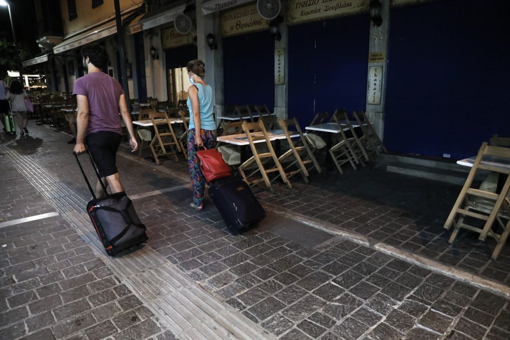 Lockdown : Ποιες οικονομικές δραστηριότητες τίθενται σε αναστολή από το Σάββατο