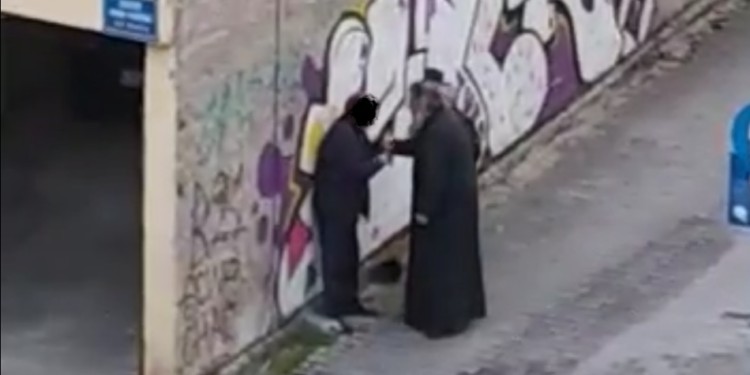 Κοζάνη : Ιερέας χαστουκίζει πολίτη μέρα μεσημέρι