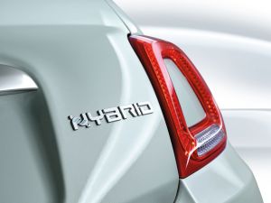 Fiat 500 Hybrid: Η υβριδική εκδοχή που φροντίζει την τσέπη του οδηγού