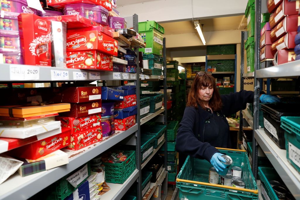 Βρετανία : Οι «νεόπτωχοι» του κοροναϊού καταφεύγουν στις τράπεζες τροφίμων