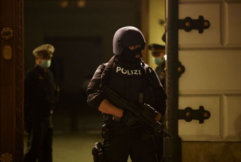 Συγκλονίζουν οι μαρτυρίες από την τρομοκρατική επίθεση στη Βιέννη: «Ήταν ένας ζωντανός εφιάλτης» | tanea.gr