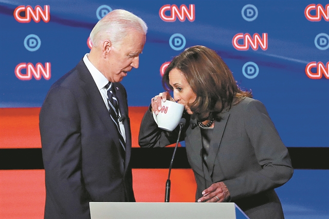 Ολα τα βλέμματα στην Κάμαλα Χάρις