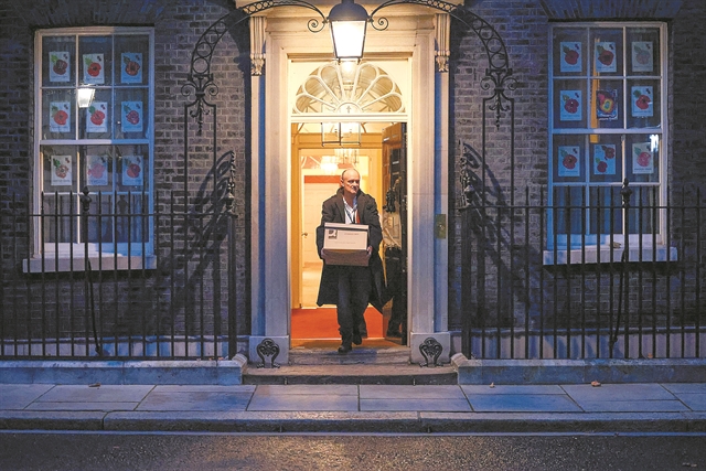 Το χάρτινο κιβώτιο του Ντόμινικ Κάμινγκς