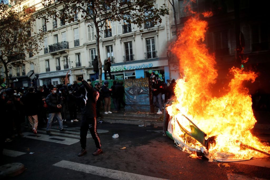 Άγρια επεισόδια στο Παρίσι από διαδηλωτές που διαμαρτύρονται για την αστυνομική βία