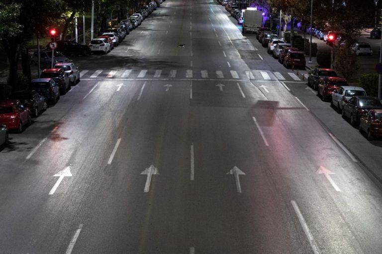 Κοροναϊός : Απαγόρευση κυκλοφορίας μετά τις 21:00 - Σταθερά σε τετραψήφιο αριθμό τα κρούσματα | tanea.gr