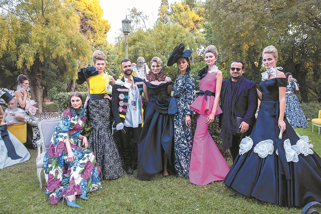 Φορέματα από οργάντζα και έντονα αξεσουάρ