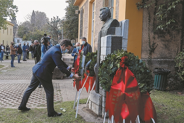 Τρίπτυχο μοναξιάς
