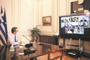 Τρεις κρίσιμες συσκέψεις για lockdown και Χριστούγεννα