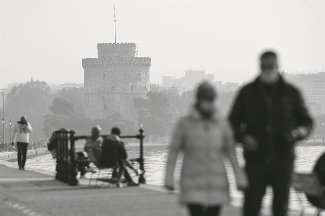 Καταπίνοντας την κάμηλο μαζί με τον καμηλιέρη