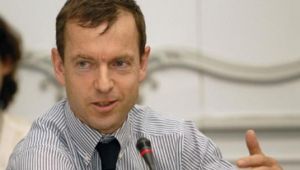 Ο διάσημος οικονομολόγος Ντάνιελ Γκρος προτρέπει: «Κοιτάξτε την ανάπτυξη και αφήστε το χρέος»