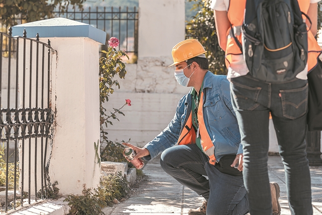 Σε απόγνωση έναν μήνα μετά τα 6,9 ρίχτερ