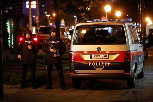 Τρομοκρατική επίθεση στη Βιέννη: Οπαδός του ISIS ένας από τους δράστες – Τουλάχιστον τέσσερις οι νεκροί